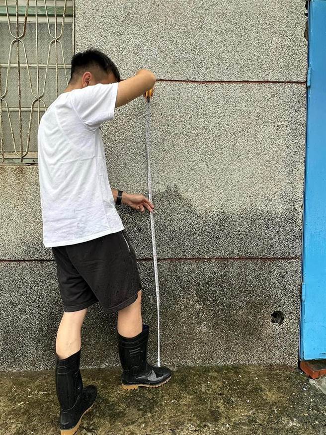 嘉義縣議員林岱杰實地測量，從外牆水痕發現水位最高已有40公分以上。（嘉義縣議員林岱杰提供／呂妍庭嘉義傳真）