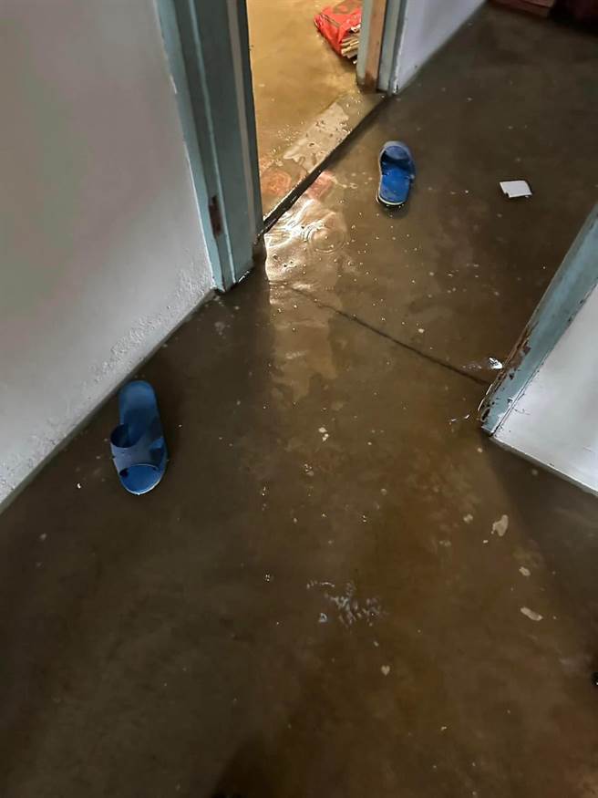 嘉義縣新港鄉北崙村中午傳多戶民宅淹水，拖鞋在水上面上漂浮。（嘉義縣議員林岱杰提供／呂妍庭嘉義傳真）