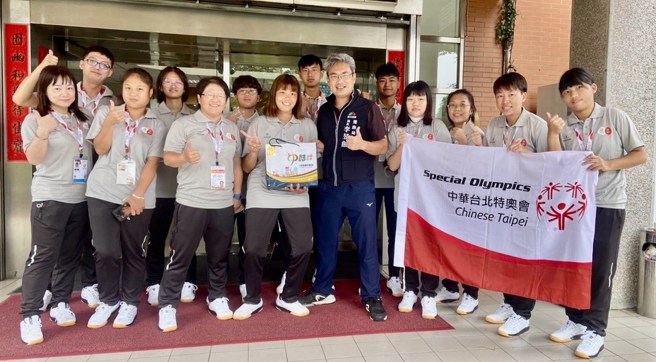 台中市運動局長李昱叡(中)替特奧國手加油。(台中市政府運動局提供)
