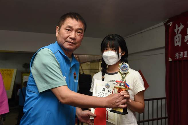 苗栗县长锺东锦颁奖表扬国中组第1名。（苗栗县政府提供／李京升苗栗传真）