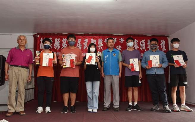 苗栗县长锺东锦颁奖表扬高中组优胜。（苗栗县政府提供／李京升苗栗传真）