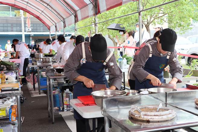 选手专注烹饪料理。（苗栗县政府提供／李京升苗栗传真）