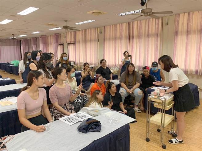 高雄市政府原住民事务委员会委托辅英科技大学办理「全方位热蜡美肌净毛师创业培训班」，学员们专心学习。（原民会提供／林瑞益高雄传真）