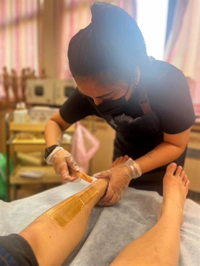 高雄市政府原住民事务委员会委托辅英科技大学办理「全方位热蜡美肌净毛师创业培训班」，学员学习美腿技巧。（原民会提供／林瑞益高雄传真）