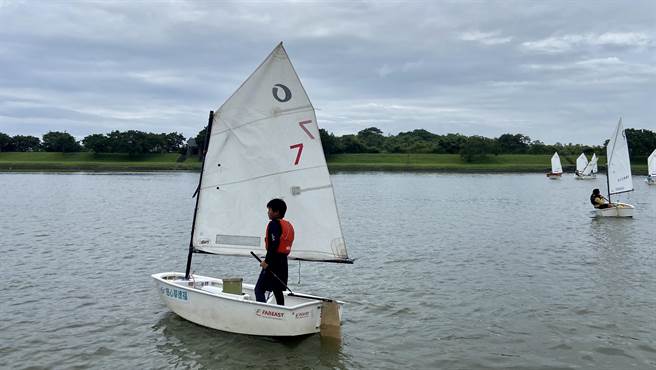 船長前田博帶領16位成員們今（11日）再度與岳明國中小帆船隊進行「鎮長盃–蘇澳鎮姊妹市帆船邀請賽」。（吳佩蓉攝）