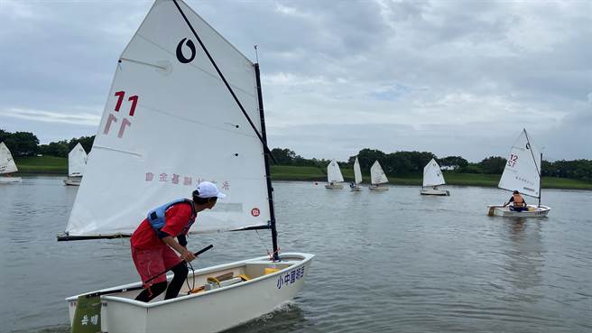 選手們憑著風感航行著。（吳佩蓉攝）