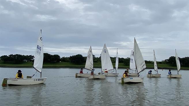 船長前田博帶領16位成員們今（11日）再度與岳明國中小帆船隊進行「鎮長盃–蘇澳鎮姊妹市帆船邀請賽」。（吳佩蓉攝）