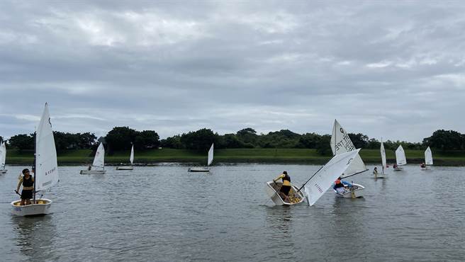 選手們隨著風向、水流選擇航線。（吳佩蓉攝）