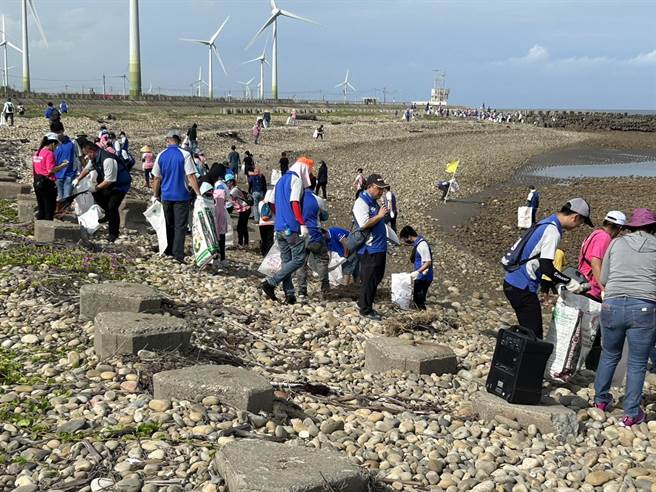 巨大機械公司11日與苑裡海線一家親環保協會合作舉辦淨灘活動，現場志工們戴起手套，拿起鏟子與垃圾袋，沿海岸撿拾垃圾。（民眾提供／潘虹恩台中傳真）