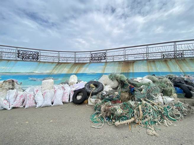 巨大機械公司11日與苑裡海線一家親環保協會合作舉辦淨灘活動，共清出超過500公斤的海灘垃圾，包括保麗龍、廢棄魚網和瓶瓶罐罐。（台中市政府提供／潘虹恩台中傳真）