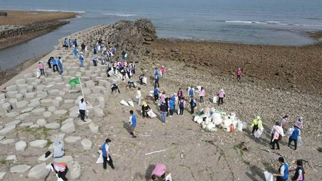 巨大機械公司11日與苑裡海線一家親環保協會合作舉辦淨灘活動，現場近600名志工沿著海岸一路撿拾，共清出逾500公斤的海灘垃圾。（台中市政府提供／潘虹恩台中傳真）