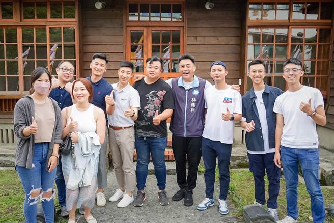 大沙湾经济文化发展促进会11日在沙湾歷史园区举办「鲤鱼旗文化祭」活动。国民党基隆青工会出动多名干部在现场担任志工。（国民党基隆青工会提供／张志康基隆传真）