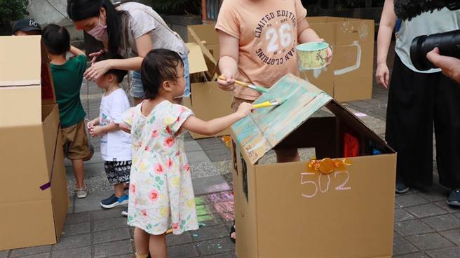 新北市政府与芦洲国小等单位携手共同发想如何改造人行环境，在学校周边办理「街道设计派对：一起玩、一起走！」工作坊，让大人小孩发挥创意自己设计理想中的街道。(黄敬文翻摄)