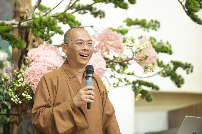 慧知法师妙语如珠，分享他从经典学到的厚道。(图/惠中寺提供)