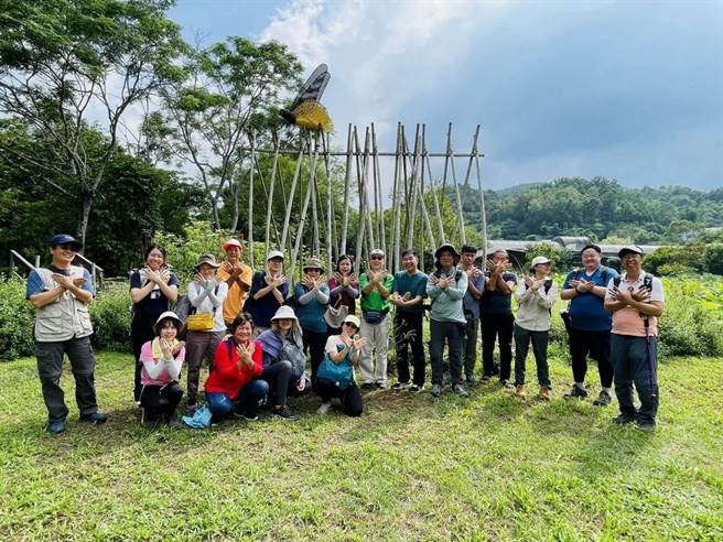 港、台学者及志工们进行蛙类多孔性栖地营造、剷除外来种福寿螺，并种植由南投林区管理处提供的13种546株乡土植物及蜜源植物树苗。（南投林管处提供／张亦惠南投传真）