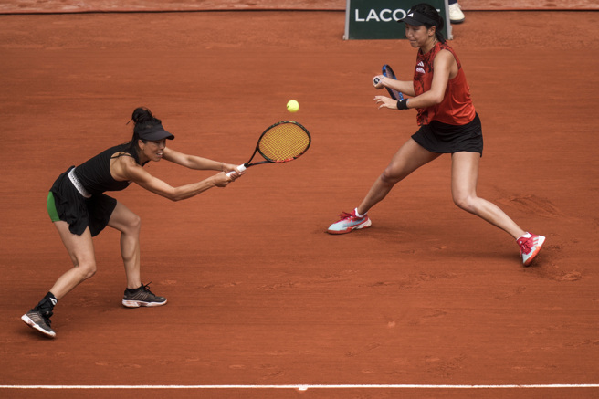 谢淑薇（左）、王欣瑜（右）拿下2023法网女双冠军。（美联社）