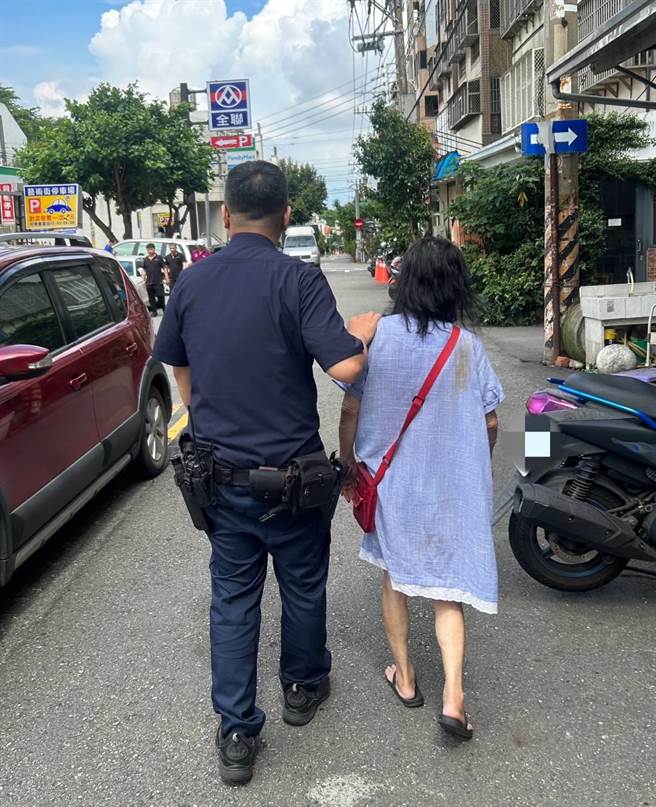 7旬趙姓老婦日前中午獨自外出，途經活動中心聽到多位長者在唱卡拉OK便加入歡唱行列，女兒回家遍尋不著相當著急，幸員警成功找到。（烏日警分局提供／潘虹恩台中傳真）