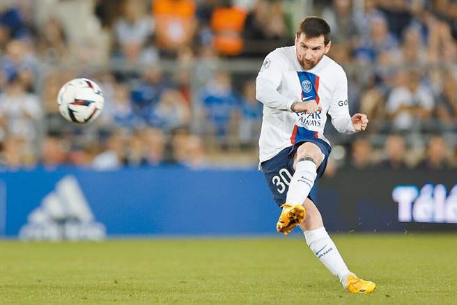 阿根廷足球巨星梅西10日抵达北京，传因护照问题一度滞留机场达2小时。（美联社资料照片）