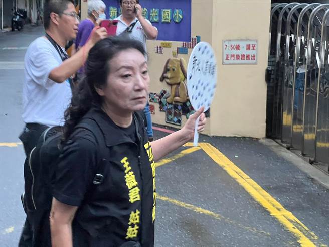 王薇君在说明会场外抗议。（王扬杰摄）