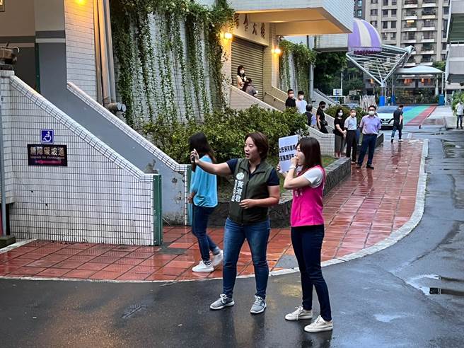 黄淑君、张维倩于会场外直播。（王扬杰摄）