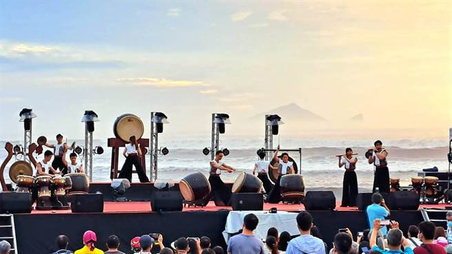 由知名十鼓击乐团带来精彩节目，现场表演气势磅礡、撼动人心。（东北角风景管理处提供／吴佩蓉宜兰传真）