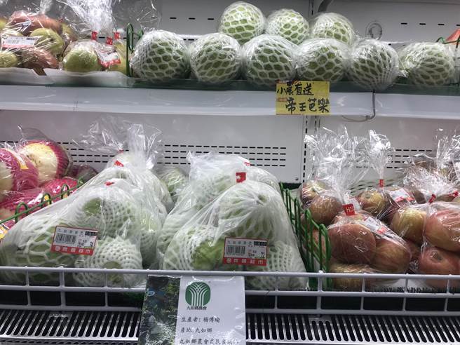 屏东九如乡农会超市设置「农民直销区」，不仅成为超市营利主力，还在疫情间业绩逆成长，光生鲜部分就曾创下1个月140万的营业额。（谢佳潾摄）