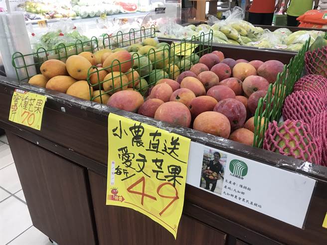 屏东九如乡农会超市设置「农民直销区」，不仅成为超市营利主力，还在疫情间业绩逆成长，光生鲜部分就曾创下1个月140万的营业额。（谢佳潾摄）