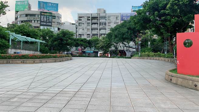 士林1号广场停车场9日孔盖遭车辆压损，适逢假日厂商仅以纽泽西护栏隔绝，导致10日一名男童坠入污水池内。（台北市公园处提供／刘彦宜台北传真）