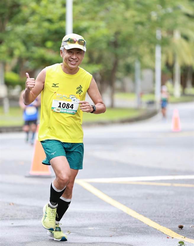高雄55岁内门区观亭国小校长王宗坤热爱跑步，近期马拉松比赛打破20岁时所创下新纪录，成功达标明年四月在美国波士顿举行的全马门槛参赛权。（高雄市教育局提供／崔正纲高雄传真）