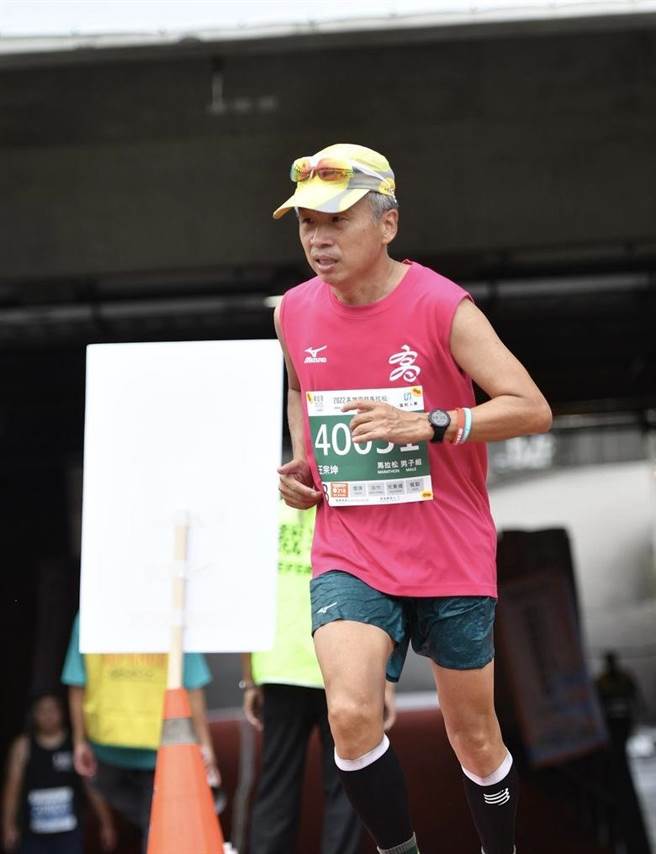 高雄55岁内门区观亭国小校长王宗坤热爱跑步，近期马拉松比赛打破20岁时所创下新纪录，成功达标明年四月在美国波士顿举行的全马门槛参赛权。（高雄市教育局提供／崔正纲高雄传真）