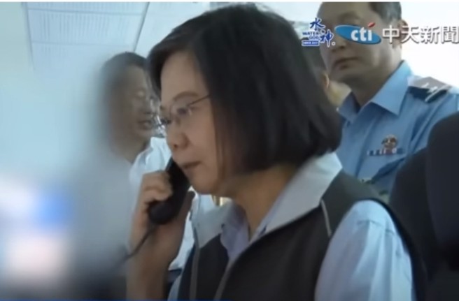 總統蔡英文罕見與偵巡女飛官戰備通話，要求加強監控。(截圖自中天新聞)