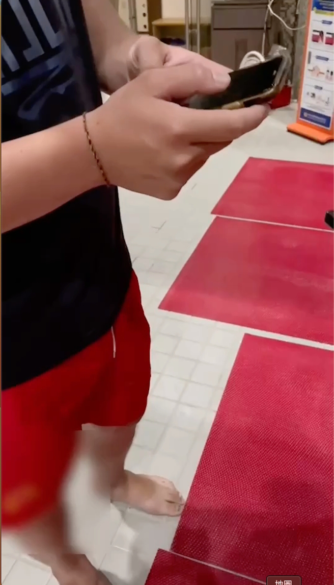 代班救生員偷拍女子淋浴 未婚夫報警並擒偷拍狼（擷取自影片）