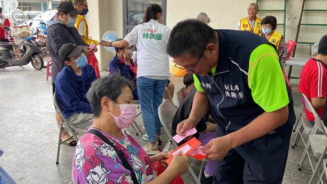 宜蘭縣蘭陽愛心關懷發展協會今（11日）下午於冬山鄉鹿埔社區活動中心，首次舉辦「端午送暖分粽關懷弱勢家庭物資捐助活動」。（吳佩蓉攝）