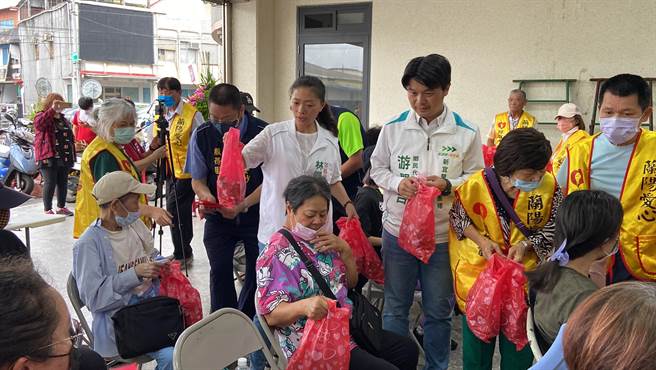 宜蘭縣蘭陽愛心關懷發展協會今（11日）下午於冬山鄉鹿埔社區活動中心，首次舉辦「端午送暖分粽關懷弱勢家庭物資捐助活動」。（吳佩蓉攝）