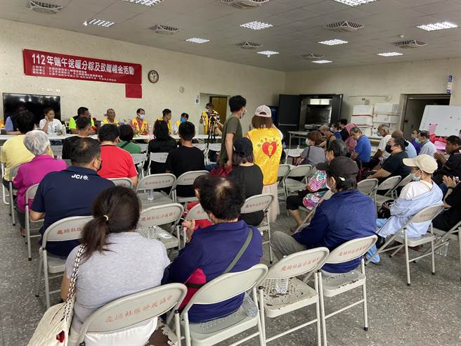 宜蘭縣蘭陽愛心關懷發展協會今（11日）下午於冬山鄉鹿埔社區活動中心，首次舉辦「端午送暖分粽關懷弱勢家庭物資捐助活動」。（吳佩蓉攝）