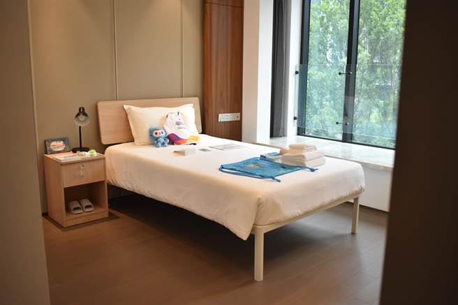 杭州亞運選手村房間，洗漱包與紀念品充滿吉祥物元素。（陳冠宇攝）