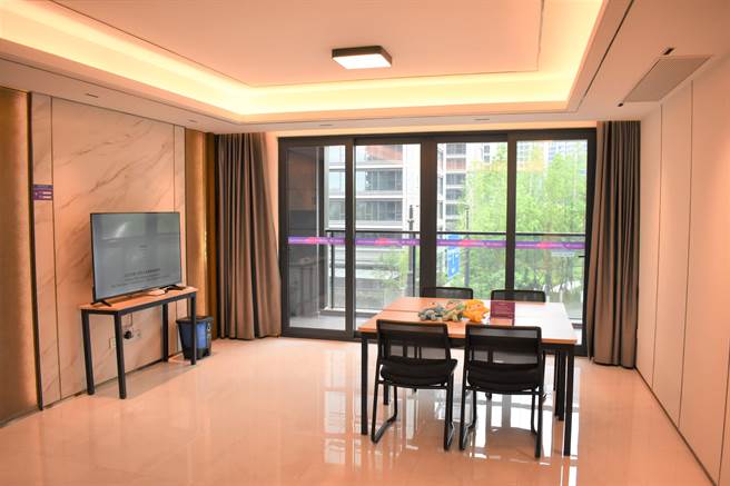 杭州亞運選手村裝潢素雅，客廳電視提供定制化節目。（陳冠宇攝）