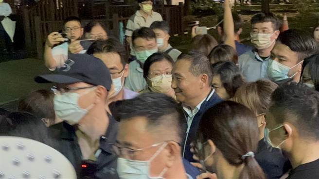 本次说明会家长聚焦在后续的健康追踪、毛髮检验以及集体诉讼的问题，新北市长侯友宜除了一一回答外，他也强调外界批评自己的声浪都不在乎，最在意的是赶快厘清真相，让家长安心。（黄敬文摄）