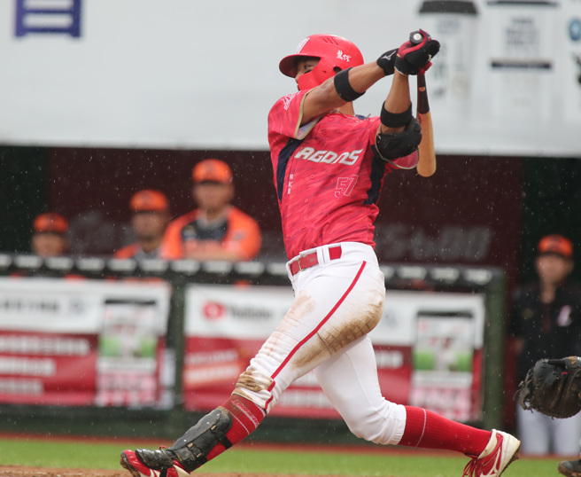 味全龙拿莫・伊漾单场3安「猛打赏」，只差二垒安打就能完成「完全打击」。（郑任南摄）