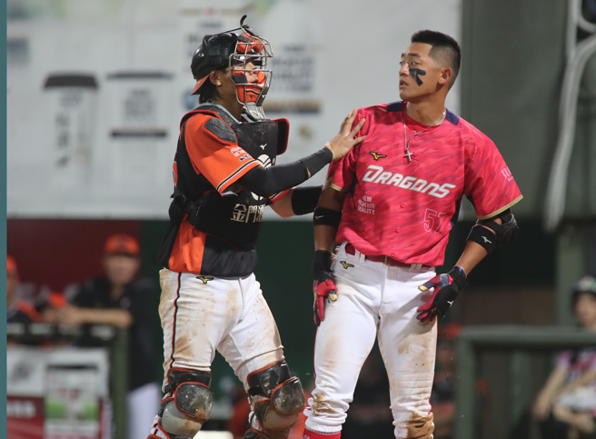 味全龙拿莫・伊漾（右）在5局遭到统一狮施子谦头部触身球有些动怒。（郑任南摄）