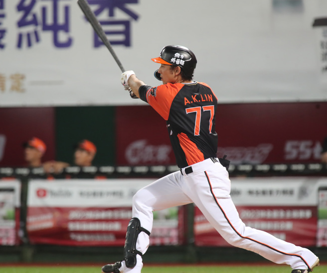 统一狮林安可单场双响炮，本季累积10轰又独居全垒打王宝座。（郑任南摄）