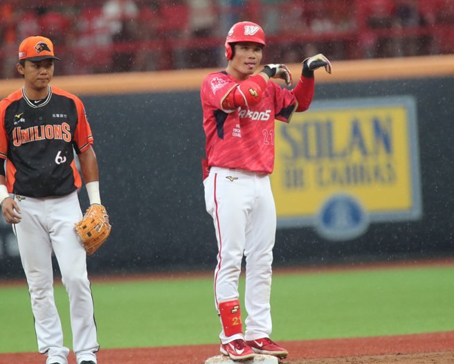 味全龙李凯威。（郑任南摄）