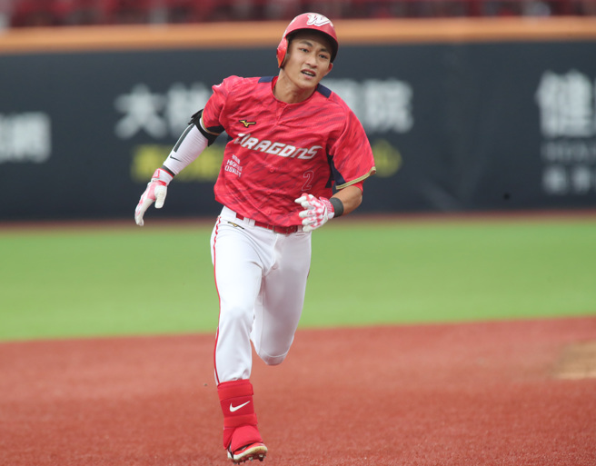 味全龙郭天信首局就敲出三垒安打。（郑任南摄）