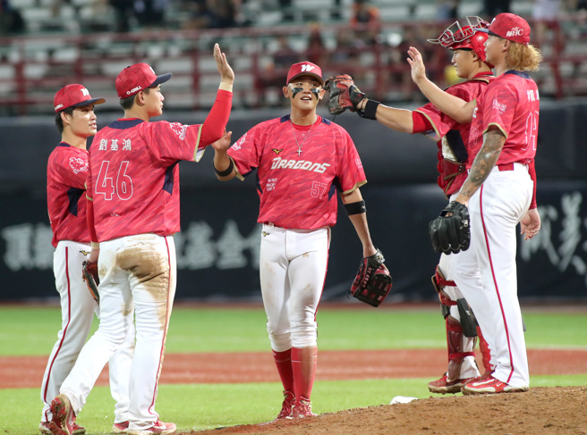 味全龙击败统一狮，近期4连不败，仅落后狮队2.5场胜差。（郑任南摄）