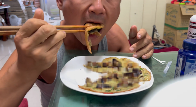 一名男子自制「蟑螂煎蛋」，接着直接放入嘴中享用。（图／翻摄爆怨公社）