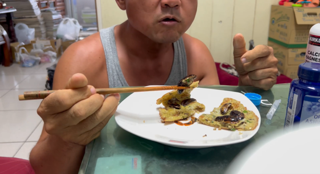 孙姓男子一边吃下蟑螂，一边分享口感，自曝吃过许多昆虫。（图／翻摄爆怨公社）