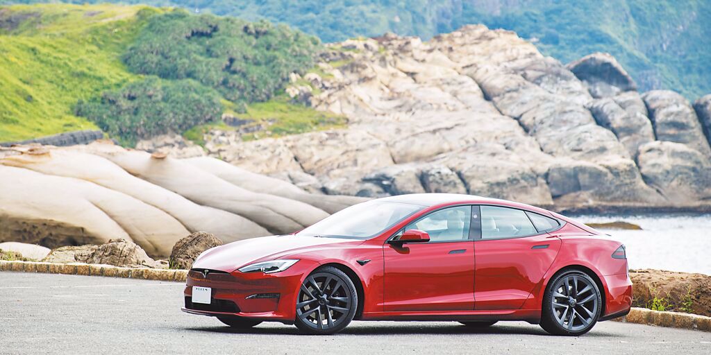 Tesla Models S車身造型與前款差別不大，售價304萬9900元起，但可於官網選配包含車色、內裝、方向盤控制，及全自動輔助駕駛功能（FSD）。（陳大任攝）
