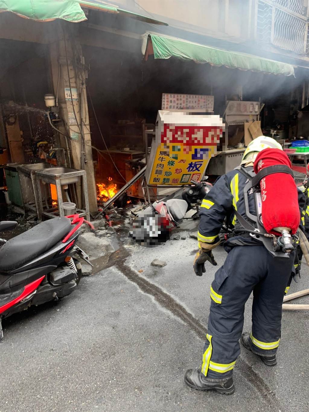 屏東小吃店氣爆！女騎士衝撞店內瓦斯桶釀禍 5人傷送醫 - 社會