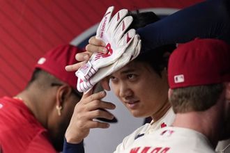 MLB》「糟了！」大谷翔平擊掌誤傷隊友 連忙摸臉致歉