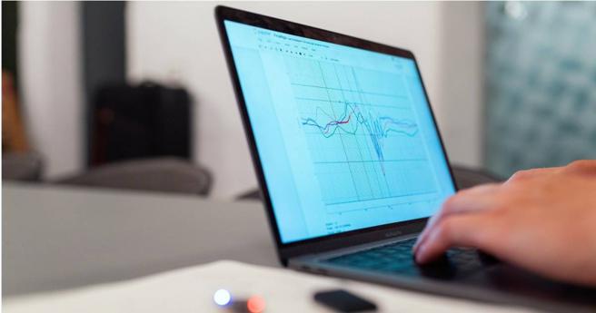 一名男网友因为在公司准时下班，就被上司质问「你可能不适合走这条路」，双方最终在公司LINE群组隔空对骂。（示意图／Pexels）